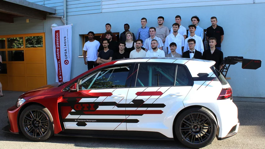 Une photos des diplômées des métiers de l'automobile, 2025