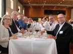 Ils apprécient le succulent déjeuner : Corinne Bizzini, Roland Ayer, président d’honneur de l’UPSA, Dominique Kolly, Nicolas Leuba et Silvio Bizzini (de g. à d.).