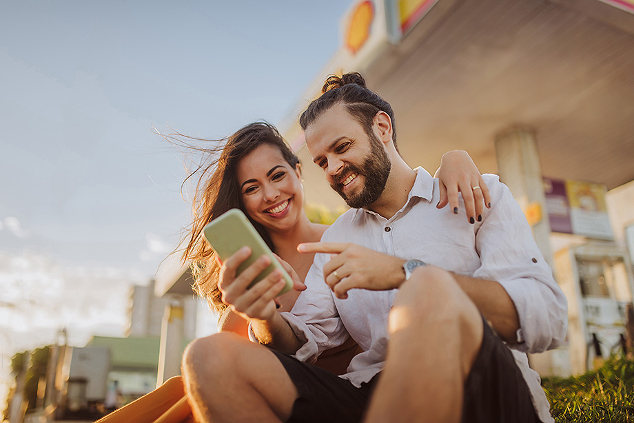 frau-und-mann-nutzen-smartphone-vor-shell-tankstelle_copyright-shell.jpg